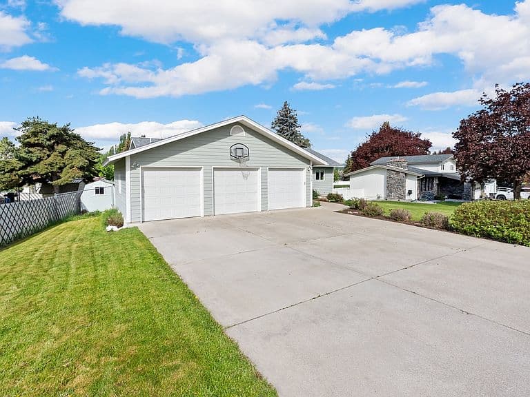 310 Hilltop Ave photo 4