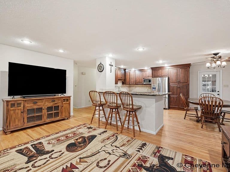 6135 Shaun Ave photo 5