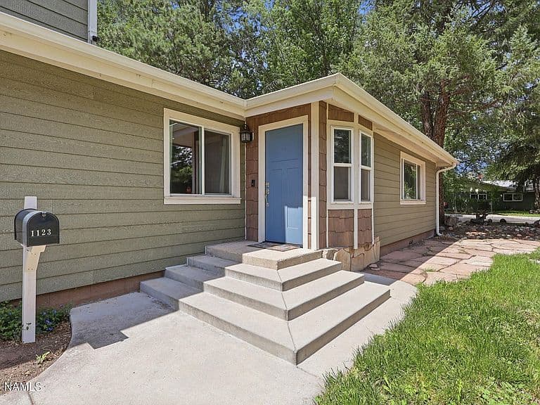 1123 N Navajo Dr photo 4
