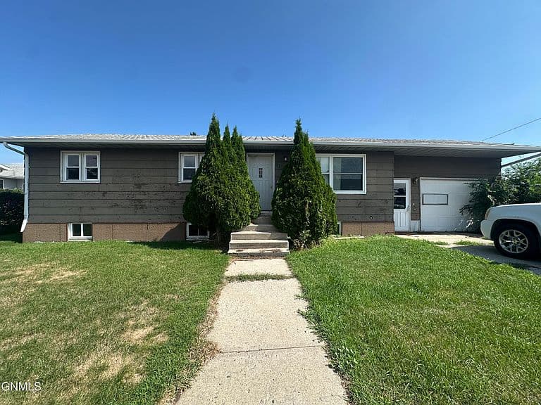 513 3rd St E photo 2