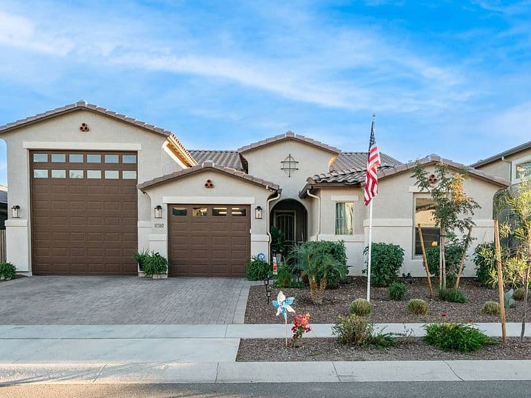 17597 W Red Fox Rd photo 2