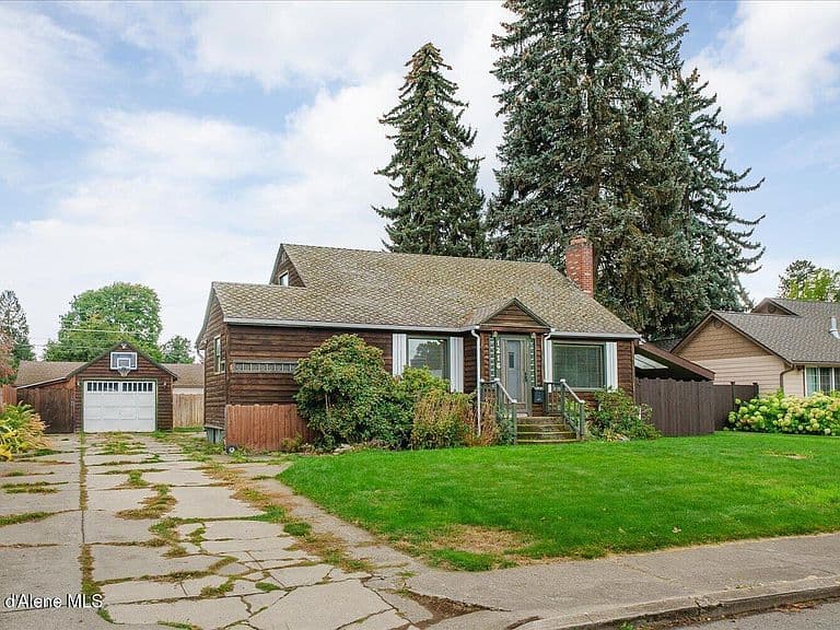 1216 E Montana Ave photo 2
