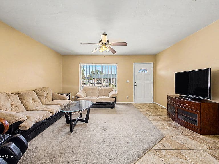 657 W LINDA Lane photo 3