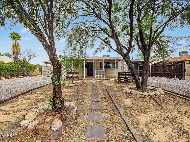 2726 N Calle De Romy photo 2