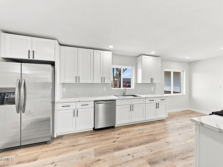 2053 W HAZELWOOD Street photo 4