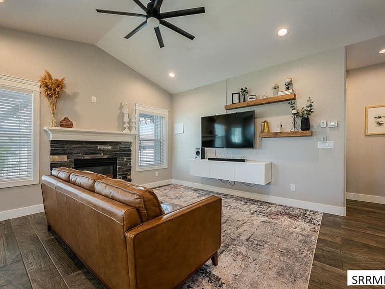 1102 Diamond Dr photo 5
