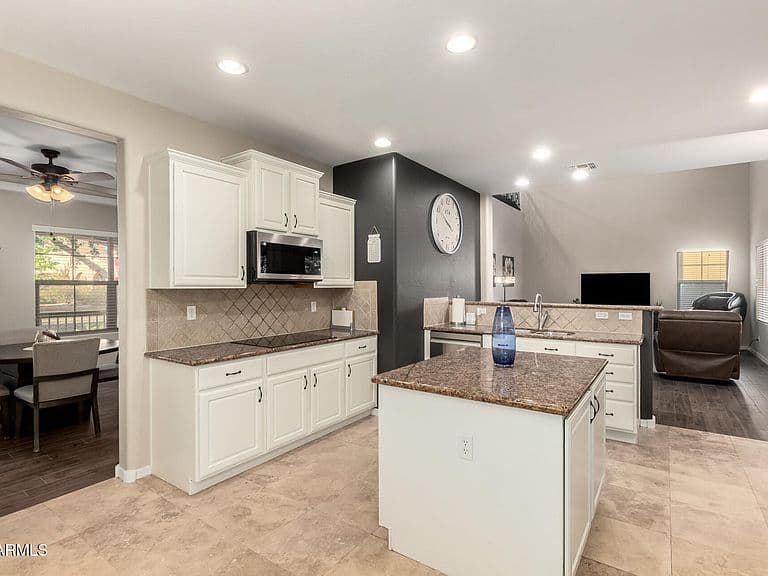 20905 W COURT Street photo 2