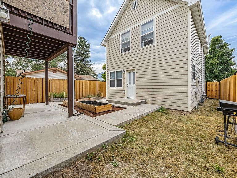 2418-2420 Ernest Ave photo 4