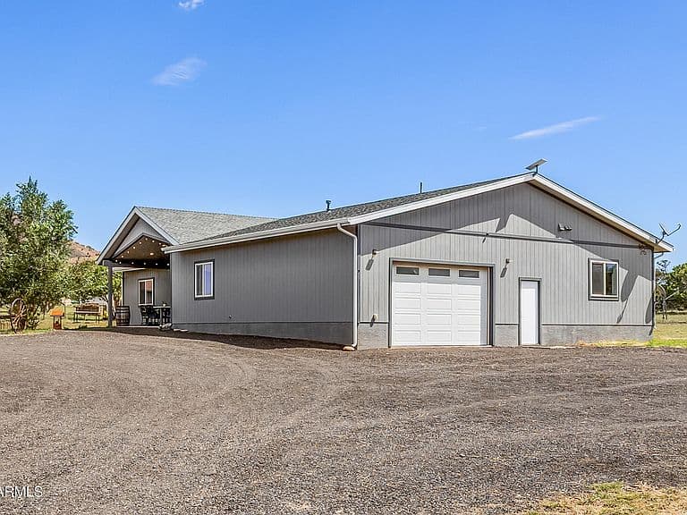 5085 WADE Lane photo 2
