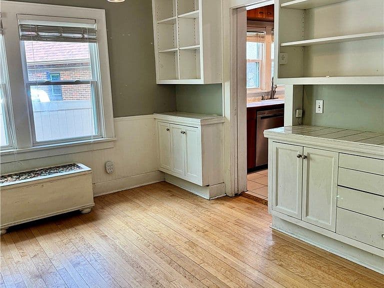204 Avenue F photo 3