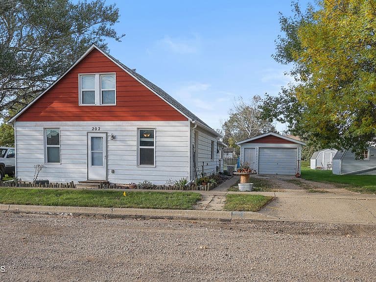 202 Cedar Ave photo 1