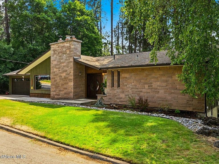 1023 N Crestline Dr photo 2