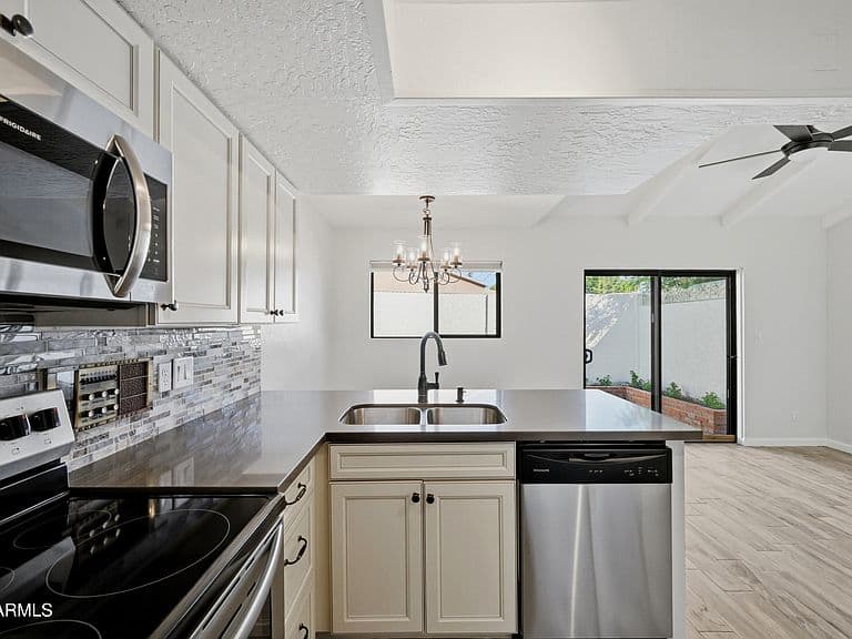 6527 N MARYLAND Circle photo 5