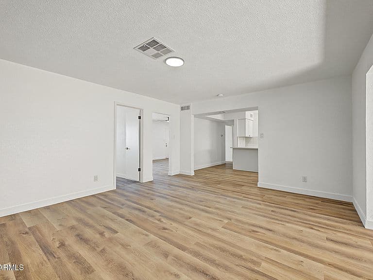2051 W RANCHO Drive photo 3