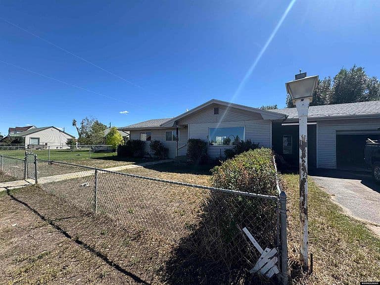 1556 Circle Way photo 1