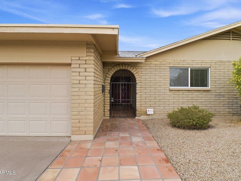 2318 W DAHLIA Drive photo 1
