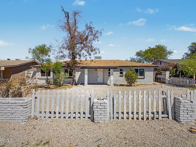 3406 W GLENROSA Avenue photo 1