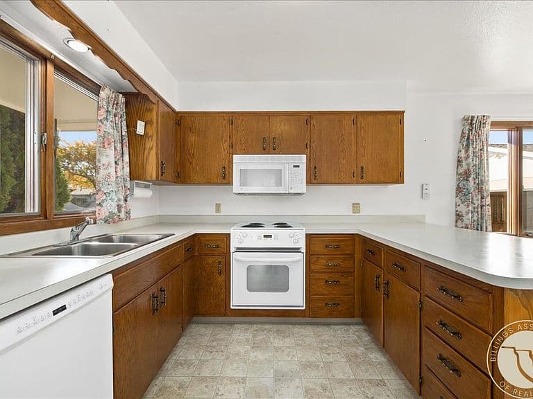 330 31st St W photo 5
