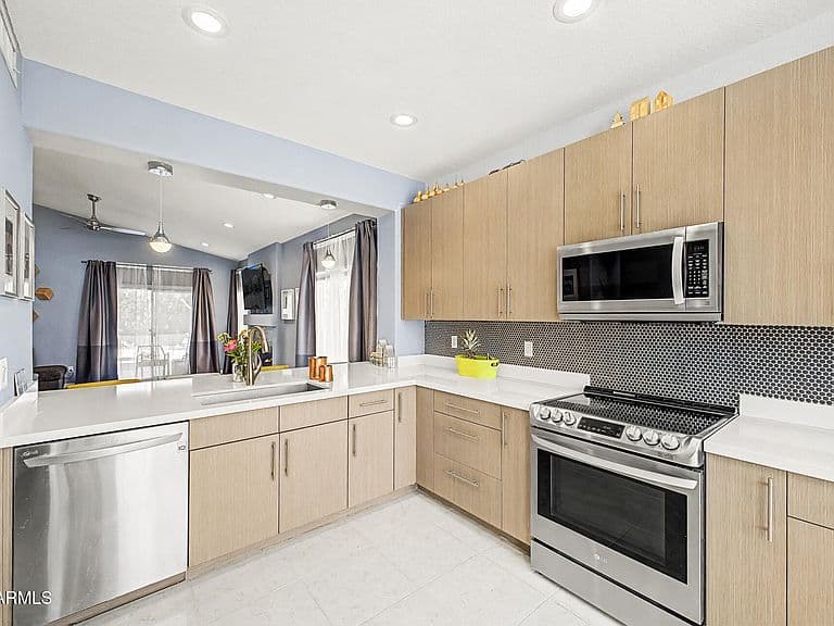 4640 E MICHELLE Drive photo 4