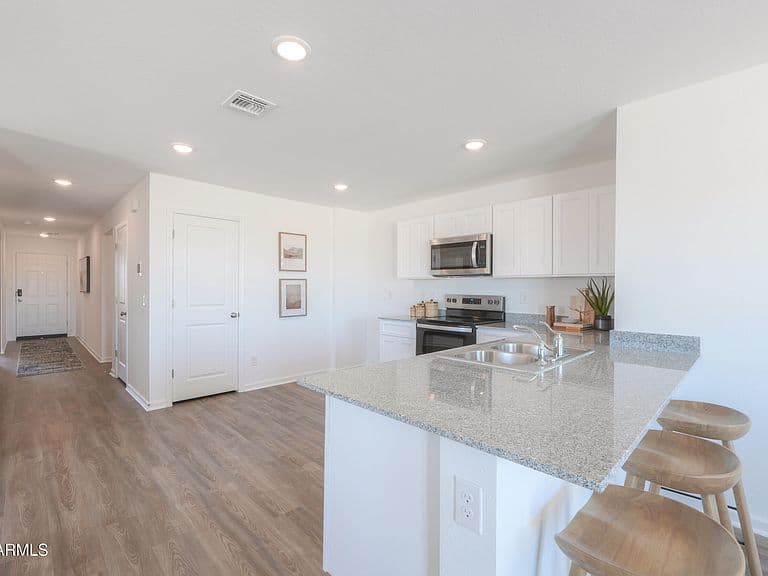 1093 W ELLIOT Street photo 5