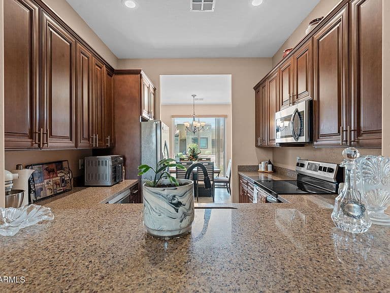 690 W DYLAN Court photo 5