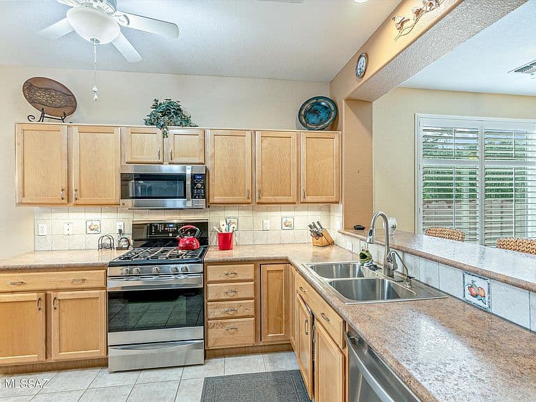 9231 N Crimson Stone Pl photo 2