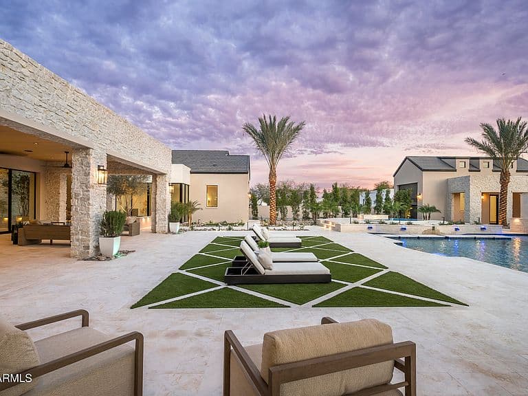 7031 E Paradise Dr photo 3