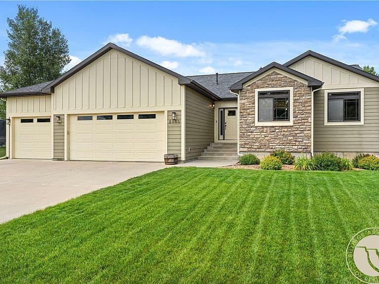 2055 Saddleback Dr photo 1