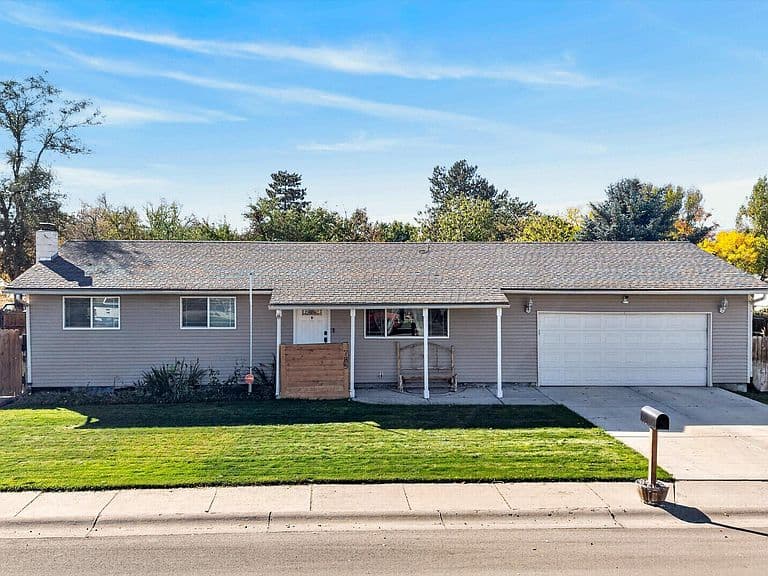 785 Gloria St photo 1