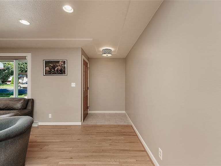 2416 Cascade Ave photo 2