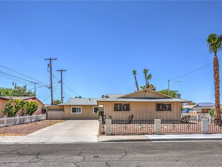 2100 Sundale St photo 1