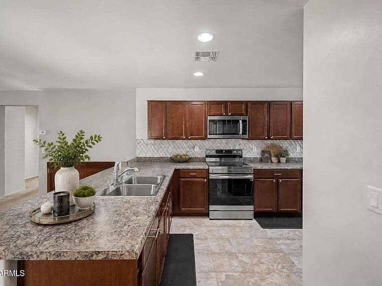 40858 W PORTIS Drive photo 3