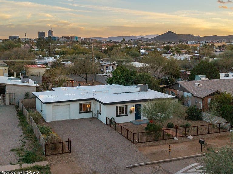 316 E Lester St photo 1