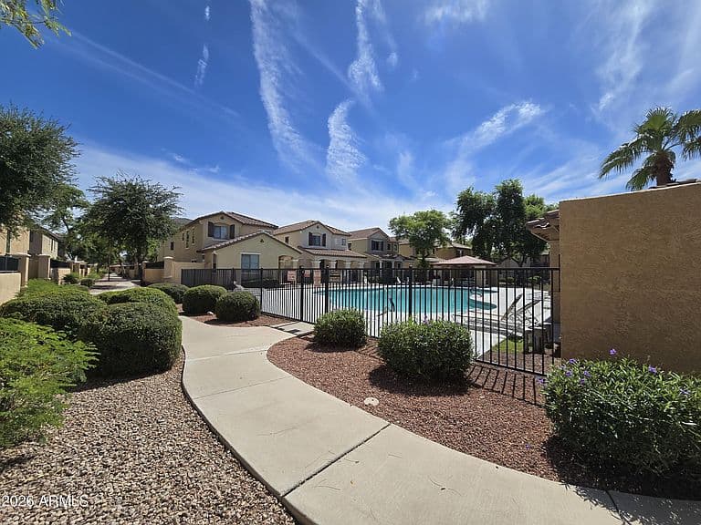 150 E CATCLAW Street photo 4