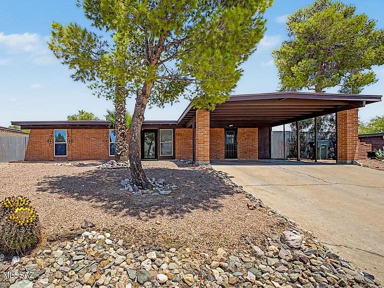 2131 S Deer Trail Cir photo 1