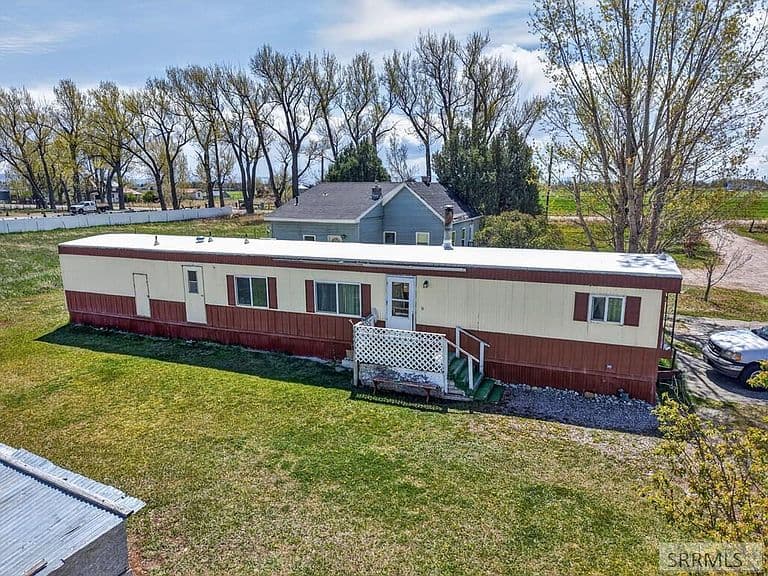 1687 E 105 N photo 2