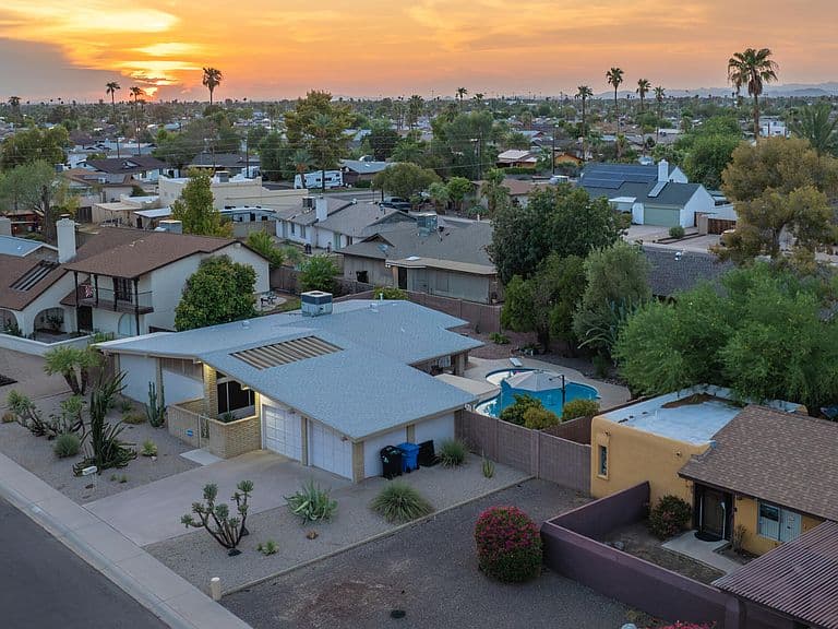 3024 W DESERT COVE Avenue photo 2