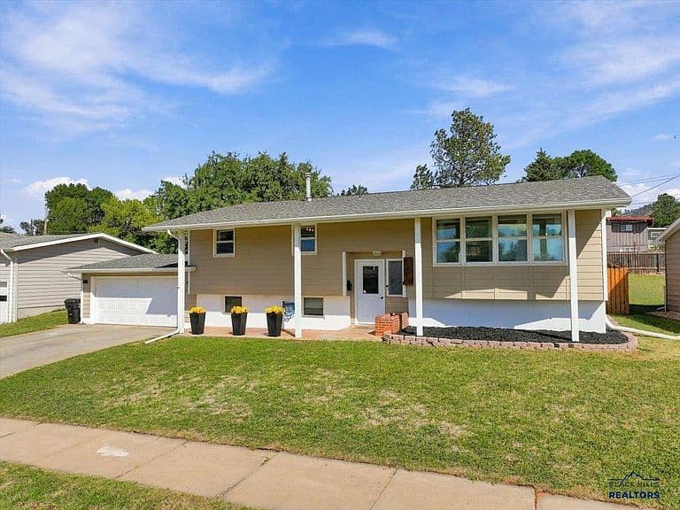 2936 Country Club Dr photo 1