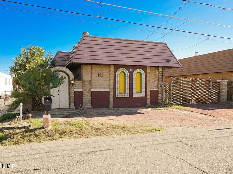 311 N Moonlight Dr photo 1