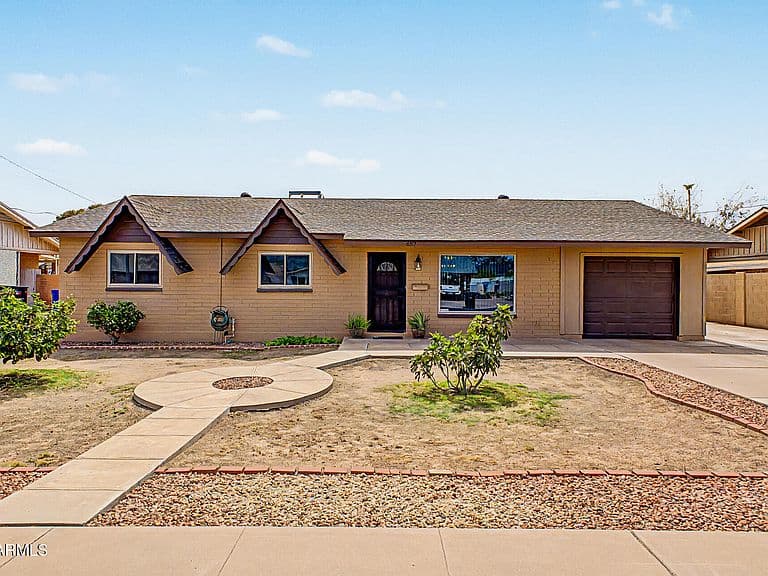 657 W LINDA Lane photo 1