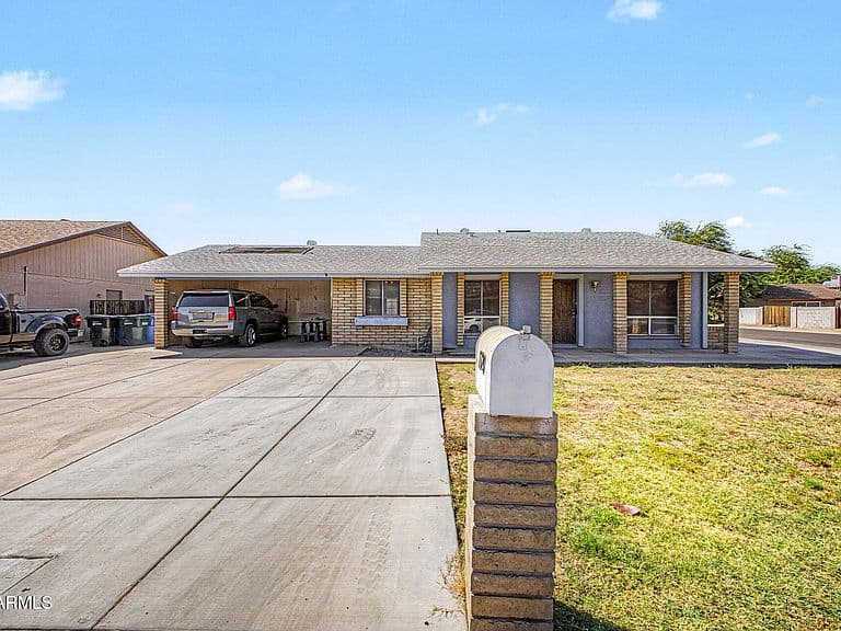 7720 W EARLL Drive photo 1
