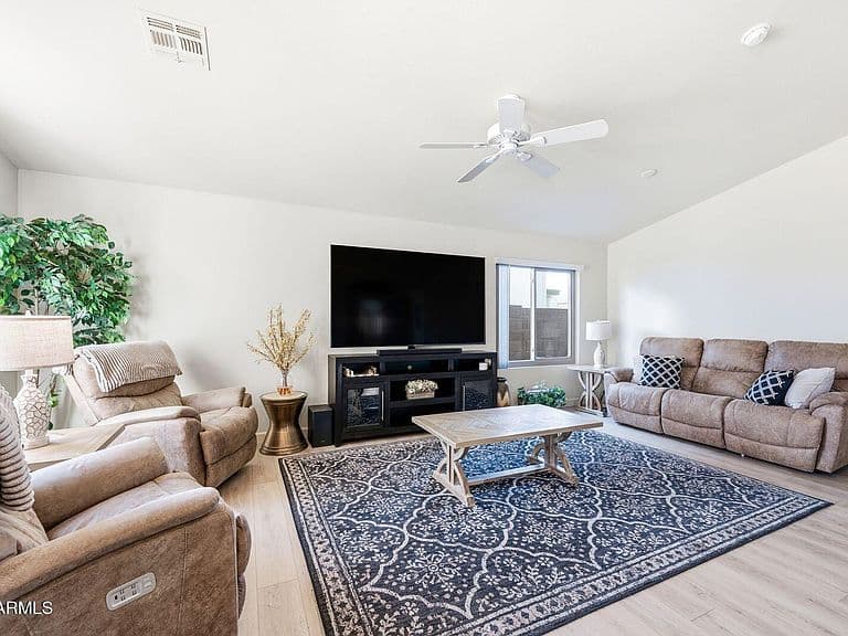 10760 W LOUISE Drive photo 5