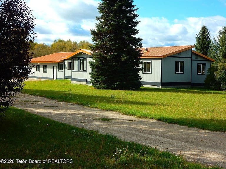 861 W Highway 33 photo 2