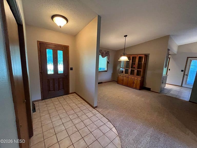 1619 Hillcrest Dr photo 2