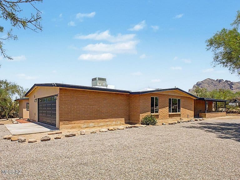 1164 W Emerine Dr photo 1