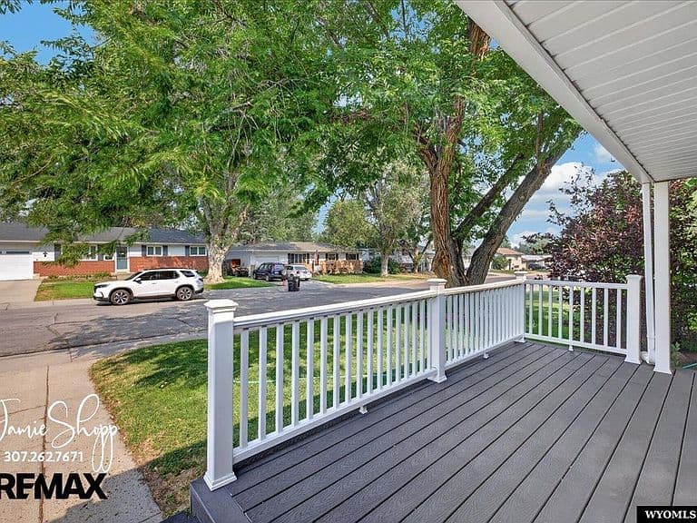 1321 Hazelwood Dr photo 3
