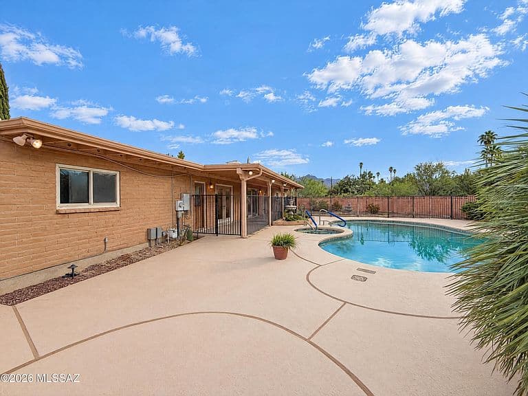 3900 N Calle Hondonada photo 4