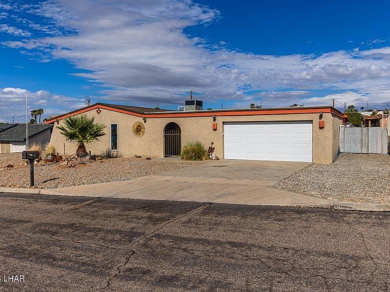 2985 Pepperwood Dr photo 1
