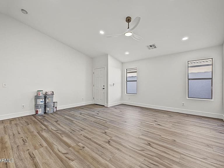 1055 E VERNOA Street photo 3