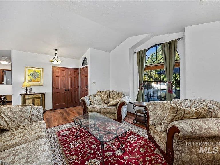 480 Carriage Ln photo 5
